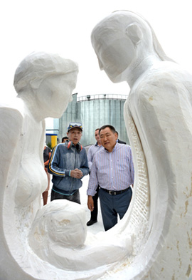 Глава Тувы  совместно с художниками определил городские площадки под новые скульптуры 