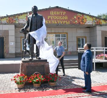 В Кызыле открыли памятник одному из основателей тувинской государственности Иннокентию Сафьянову 