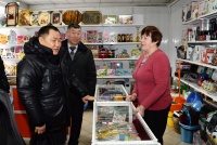 Глава Тувы посетил продуктовые магазины села Бай-Хаак, центра Тандинского района