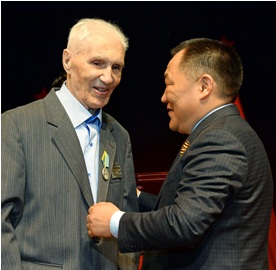 На торжественном вечере, в честь 72-й годовщины Великой Победы, Глава Тувы вручил государственные награды 