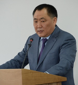 Глава Тувы Шолбан Кара-оол выступил с Отчетом о деятельности Правительства в 2016 году перед Верховным Хуралом 