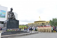 Праздничный митинг у памятника основателя тувинской государственности Монгуша Буян-Бадыргы