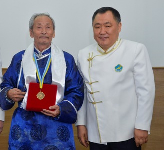 Глава Тувы вручил государственные награды ветеранам и передовикам труда 