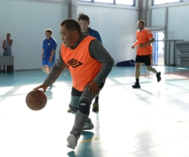 Члены правительства Тувы, муниципалы и молодежь Дзун-Хемчика состязались в баскетболе