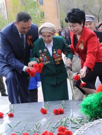 В столице Тувы  состоялась торжественная церемония возложения венков  на мемориале воинской славы