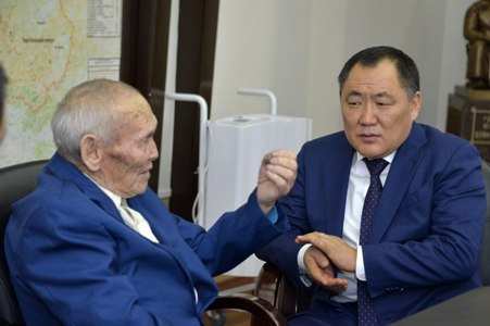Глава Тувы встретился со старейшиной Когел Мижитеевичем Саая