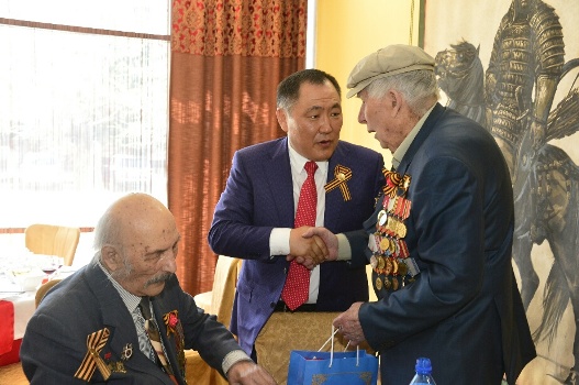Глава Тувы встретился с ветеранами войны и участниками трудового фронта 