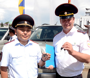 В Туве участковым уполномоченным полиции торжественно вручили  госнаграды, а также ключи от новых служебных автомашин  