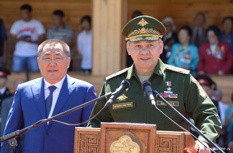 Коммерсант: Министр обороны РФ Сергей Шойгу поздравил Главу Тувы с днем рождения