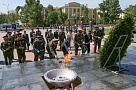 Министры обороны государств - участников СНГ возложили венки к Мемориальному комплексу на площади Победы в Кызыле