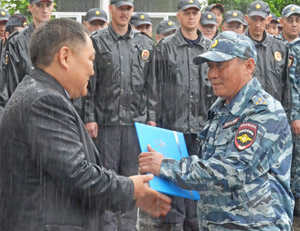 Глава Тувы наградил полицейских кинологической службы