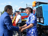 Начинающим фермерам Глава Тувы вручил 34 новых трактора марки "Беларус"