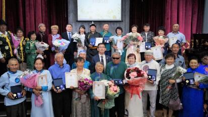 В честь Дня семьи, любви и верности в Туве образцовые супружеские пары наградили медалями "За любовь и верность"