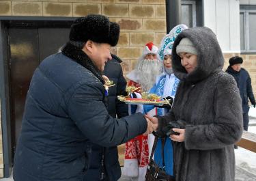 В канун Нового года в Кызыле состоялось вручение ключей от квартир в новостройках