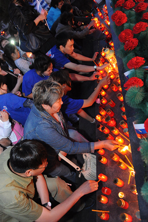 В Туве в День памяти и скорби поминальные свечи были зажжены от освященного в буддийском и православном храмах огня 