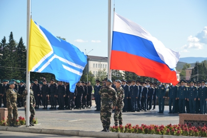 Церемония поднятия государственных флагов России и Тувы дала старт 96-й годовщине образования ТНР 