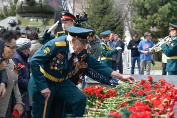 В Кызыле накануне Дня Победы возложили цветы к мемориалам героев Великой Отечественной войны