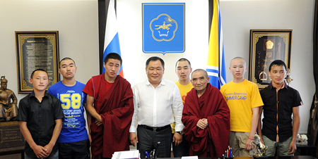 Тувинские  ламы, обучающиеся в буддийском монастыре Индии, поздравили земляков с праздником Шагаа   