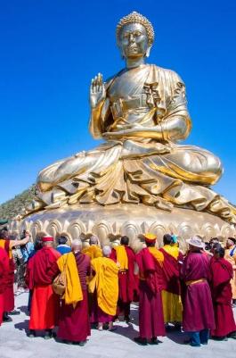 Тувинские монахи приступили к обряду «оживления» статуи Будды у слияния двух рек