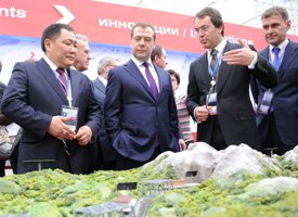 Премьер-министр РФ Дмитрий Медведев осмотрел экспозиции проектов Тувы на КЭФ-2013