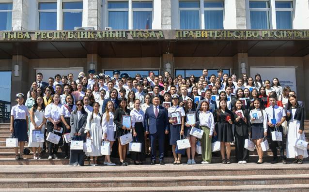 Владислав Ховалыг встретился с выпускниками-медалистами школ республики