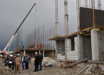 Глава Тувы проверил ход строительства в Кызыле жилых домов 