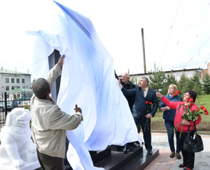 В столице Тувы открыли стелу памяти погибших при тушении лесных пожаров