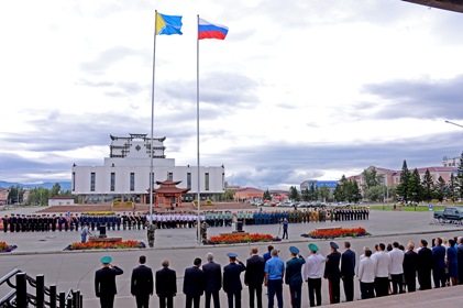 В Туве рабочий день начался с торжественного построения и поднятия флага России перед Домом Правительства