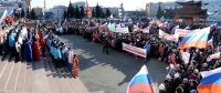 Жители Тувы приветствуют вхождение Крыма в состав России. Кызыл. 18 марта 2014 года.  