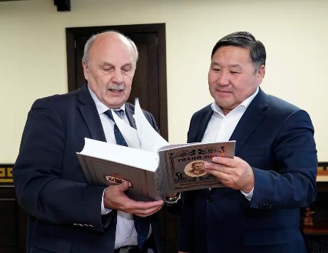 Глава Тувы провел рабочую встречу с председателем Союза писателей России