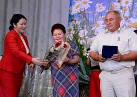 В Туве образцовым семьям вручили медали «За любовь и верность» 