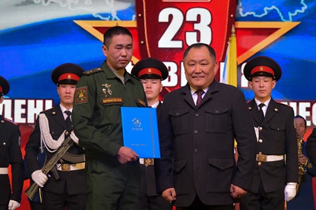 Глава Тувы поздравил с Днем защитника Отечества и вручил государственные награды