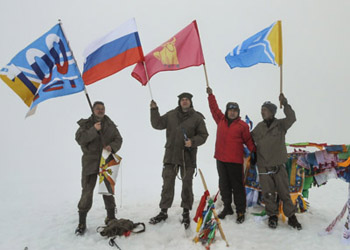 В Туве повторили рекорд массового восхождения на самую высокую гору Восточной Сибири