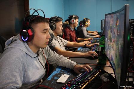 Школьников Тувы приглашают участвовать во Всероссийских киберспортивных играх
