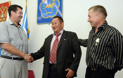 Глава Тувы Шолбан Кара-оол вручил государственные награды жителям Хакасии за спасение погибавших 