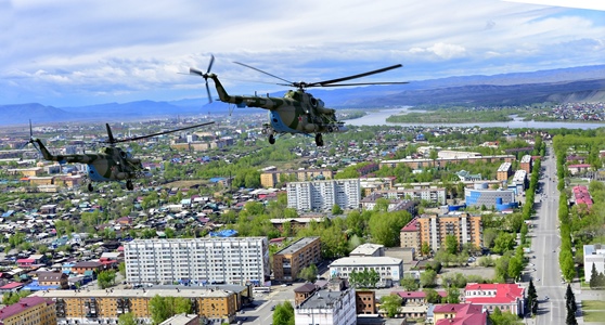 Экипажи боевой авиации пролетели в День Победы над главной площадью в Кызыле