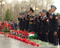 В столице Тувы состоялась торжественная церемония возложения венков к мемориалу павшим воинам