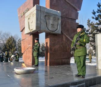 В Туве возложили цветы к мемориалу Неизвестного солдата
