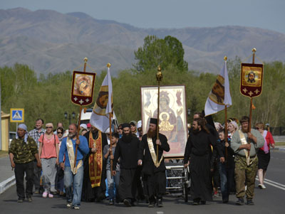 В столице Тувы православные провели Крестный ход 
