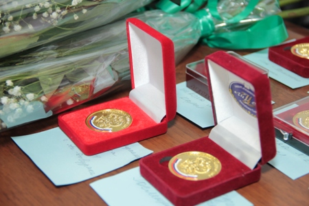 В Правительстве Тувы чествовали выпускников - золотых медалистов