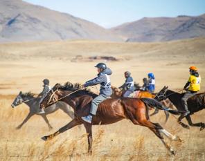 Глава Тувы принял участие в открытии сезона конных скачек
