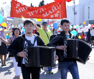 Праздник  1 мая в Туве  встретили  красочным  массовым  шествием  трудовых  коллективов