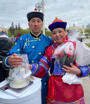 Молодожены из Тувы заключили брак на Всероссийском свадебном фестивале