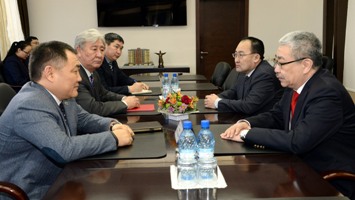 Глава Тувы встретился личным представителем президента Монголии  Лувсандандарыном Хангаем