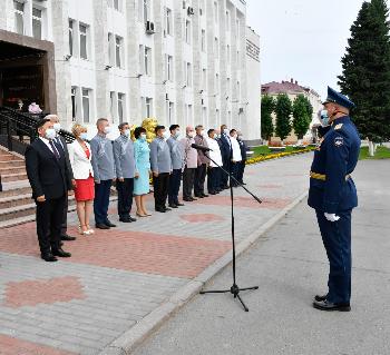 В Кызыле состоялась торжественная церемония поднятия флагов России и Тувы