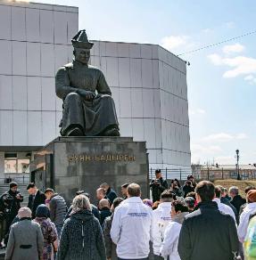 В Кызыле возложили цветы к памятнику Монгуша Буяна-Бадыргы 