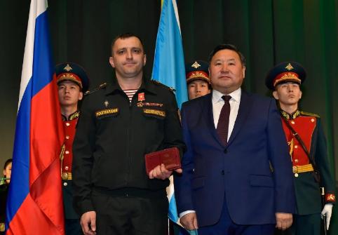 Глава Тувы вручил государственные награды военнослужащим и сотрудникам правоохранительных органов