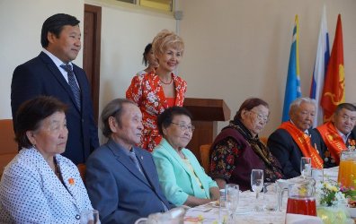 Шолбан Кара-оол, Лариса Шойгу и Мерген Ооржак поздравили Почетных граждан Кызыла с Днем города! 