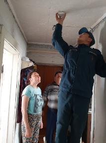 В Туве дома более тысячи многодетных семей оборудуют пожарными извещателями