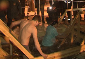 Крещенские купания в Туве прошли в атмосфере радостного оживления. Побаловала на этот раз и погода  